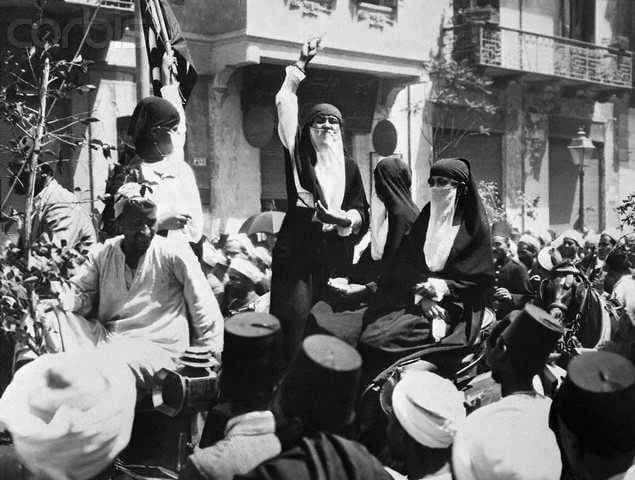 Fot. 2 Egipcjanki w trakcie protestów, 1919